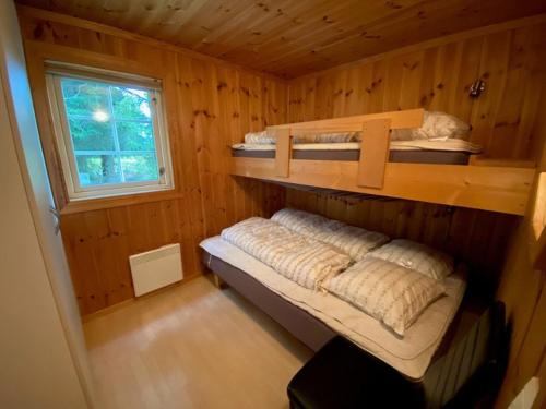 a room with two bunk beds in a cabin at Hafjell Grenda lejligheder og hytter in Hafjell