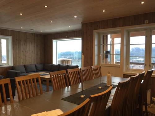 a dining room with a table and chairs and a couch at Hafjell Grenda lejligheder og hytter in Hafjell