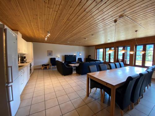 a kitchen and a dining room with a table and chairs at Hafjell Grenda lejligheder og hytter in Hafjell