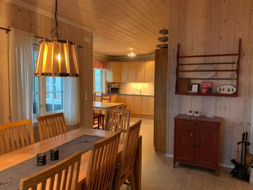 a kitchen and dining room with a table and chairs at Hafjell Grenda lejligheder og hytter in Hafjell