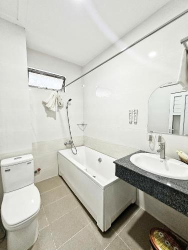 Un baño de Rich Hotel