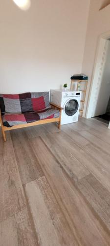 a living room with a couch and a washing machine at Schöne Drei Zimmerwohnung in Ebersbach an der Fils