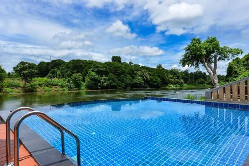 Bazén v ubytování Princess River Kwai Hotel nebo v jeho okolí