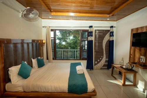 Ένα ή περισσότερα κρεβάτια σε δωμάτιο στο Hotel Blue Heaven - Best Hotel in Dalhousie