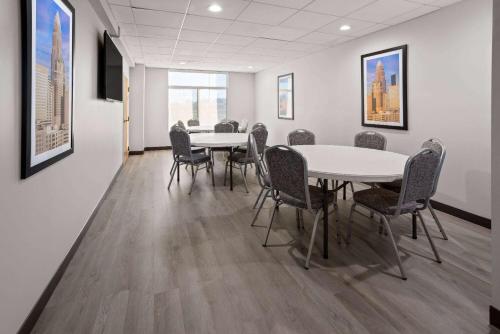 a meeting room with tables and chairs in a building at La Quinta Inn & Suites by Wyndham Mooresville in Mooresville