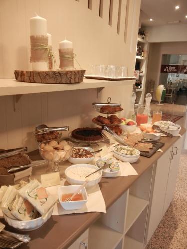 un buffet proposant de nombreux types de plats différents dans l'établissement Hotel Le Vigne di Corvino, à Casteggio