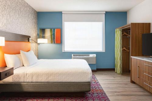 Кровать или кровати в номере Home2 Suites by Hilton Albuquerque Downtown/University