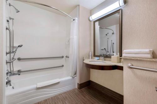 Koupelna v ubytování Hilton Garden Inn Boise Spectrum