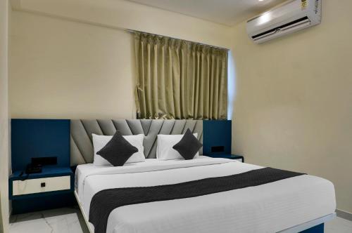 Rúm í herbergi á Palm Suites Baner- indian nationals only