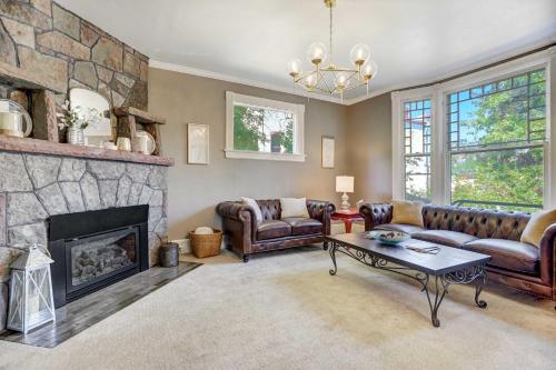 Posezení v ubytování The Avenue Historic Mansion in DT Manitou Springs