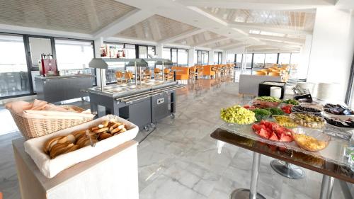 YalıköyにあるYalıköy Deniz Otel Istanbulの果物と野菜のビュッフェを備えたキッチン