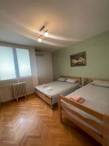 En eller flere senge i et værelse på YELLOW APARTMENT