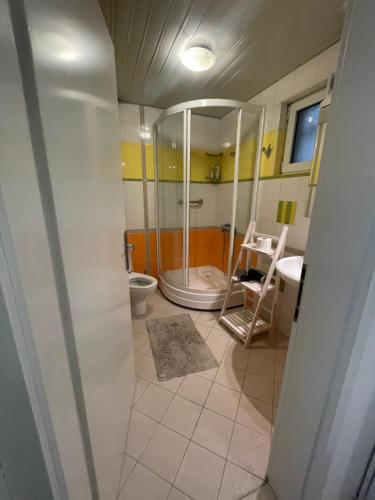 Et badeværelse på YELLOW APARTMENT