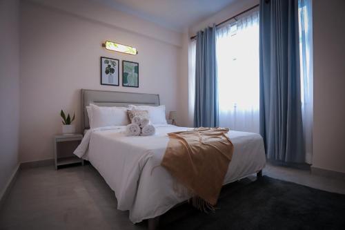 Un dormitorio con una cama con dos ositos de peluche encima. en Griha Units, en Katmandú