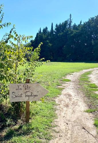un panneau situé sur le côté d'un chemin de terre dans l'établissement Le Petit Saint Trophime, à Saint-Rémy-de-Provence