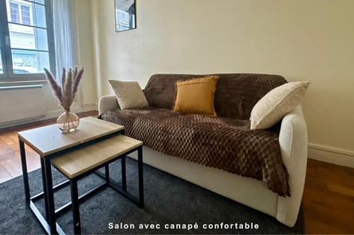 Ein Sitzbereich in der Unterkunft T2 cosy à deux pas de la Loire