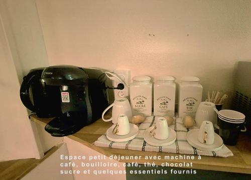 Kaffee-/Teezubehör in der Unterkunft T2 cosy à deux pas de la Loire