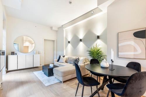 un salon avec une table et un canapé dans l'établissement Top standard apartment in the heart of Oslo, à Oslo