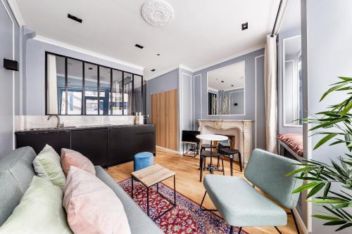 un salon avec un canapé et une table dans l'établissement Suite Notre Dame 1 Bedroom, à Paris