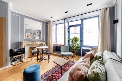 un salon avec un canapé et une table dans l'établissement Suite Notre Dame 1 Bedroom, à Paris