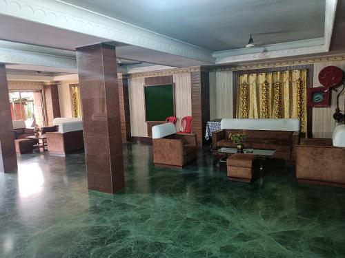 Ein Sitzbereich in der Unterkunft HOTEL SUDAKSHINA by ROH
