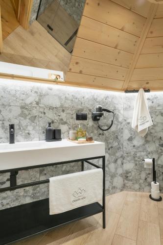 a bathroom with a sink and a counter at Osada Poli Zawoja - Panoramiczny Domek z Prywatną Balią i Hydromasażem in Skawica