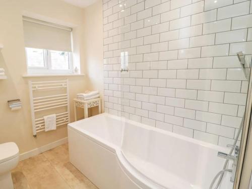 Ένα μπάνιο στο The Old Stables - Pet-Friendly Stay Near Ruthin Castle with Parking