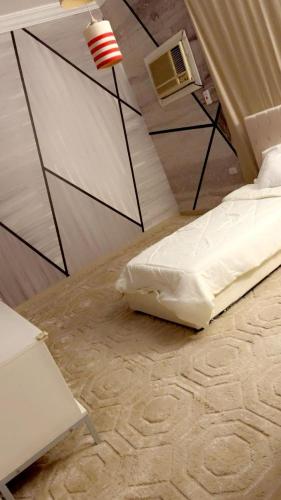 a bed sitting on the floor in a room at فيلا بجوار المطاعم والكافيهات in Khumrah