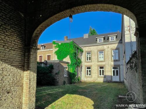 vista di un edificio da un arco di La maison de Maître - Grand Jardin, Face à la Meuse a Hermalle-sous-Argenteau