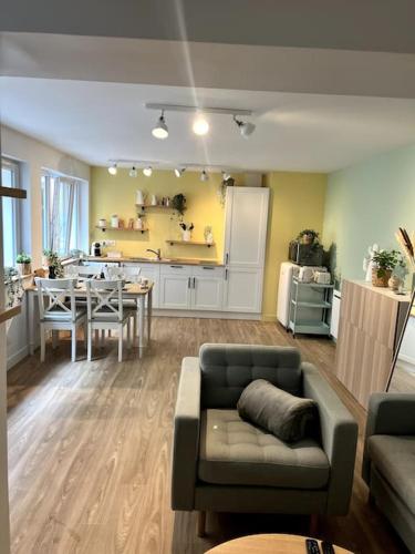 un salon avec un canapé et une table dans l'établissement Appart cosy, calme proche centre, à Caen