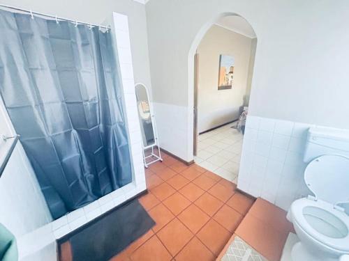 Ένα μπάνιο στο Mar-Zel guesthouse