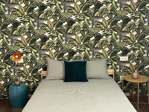 a bed in front of a green and white wall at Studio Casa Azul in San Andrés