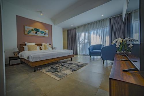 una camera da letto con un letto e un soggiorno di Eden Kolwezi a Kolwezi