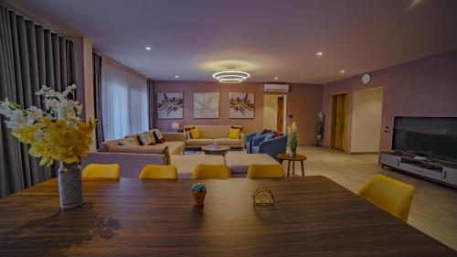 un soggiorno con un divano e un tavolo di Eden Kolwezi a Kolwezi