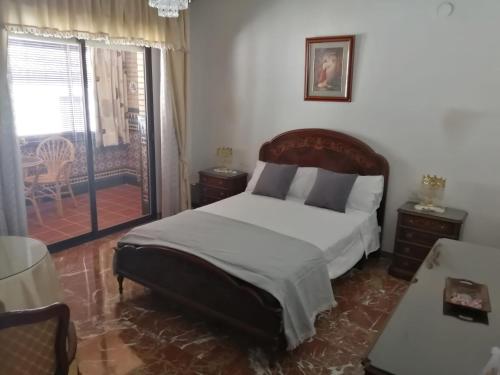 a bedroom with a bed and a balcony at casa el chiquitín in La Zubia