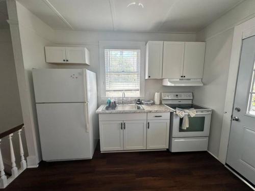 Kuchyň nebo kuchyňský kout v ubytování Cedar Street Retreat - Unit C