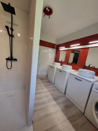 La salle de bains est pourvue de 3 lavabos et de 2 lave-linge. dans l'établissement Chambre - Endroit paisible, à Romagné