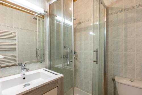 Photo de la galerie de l'établissement Le Cocon de Marion - Maison vue montagne, aux Angles