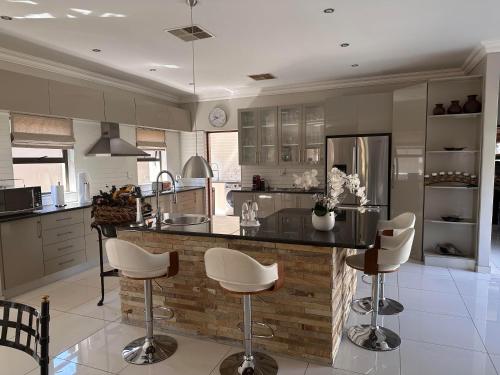 Η κουζίνα ή μικρή κουζίνα στο Pecanwood Holiday Home