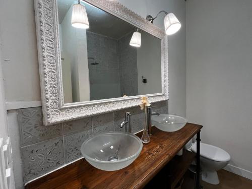 łazienka z 2 umywalkami i lustrem w obiekcie La Villa Louana 1 Appartement 160m2 sobriété,élégance en cœur de ville w mieście Aubusson