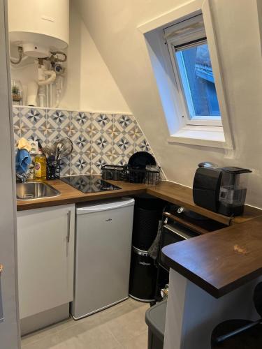 une petite cuisine avec un évier et un comptoir dans l'établissement Studio proche Paris - Saint Ouen - 2 PAX, à Saint-Ouen