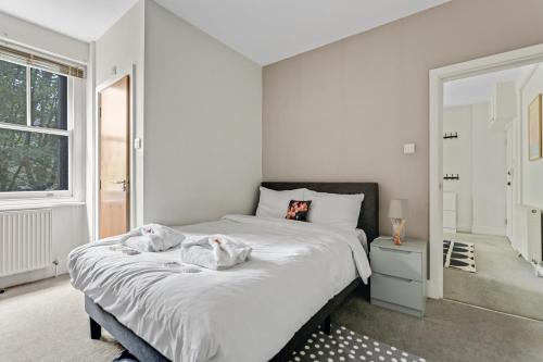 Ένα ή περισσότερα κρεβάτια σε δωμάτιο στο 1 bed flat, 1-Min Tube, Oasis, OneRepublic, 20min to Central London