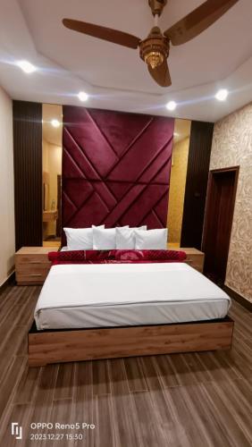 Postel nebo postele na pokoji v ubytování Hotel The Edition Multan