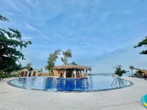Bazén v ubytování Budget friendly 1bedroom in The Mactan Newtown with pool&beach access nebo v jeho okolí
