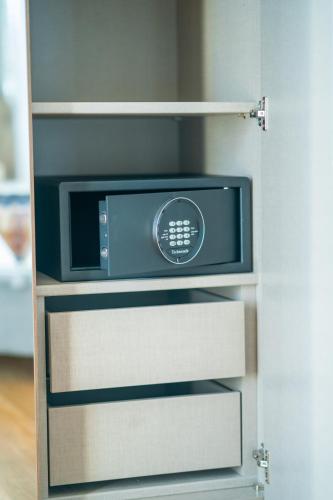 a microwave oven sitting on top of a shelf at Boardinghouse City Home in Bielefeld
