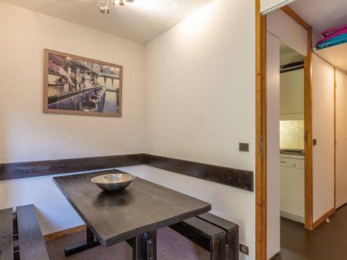 Cette chambre comprend une table avec un bol. dans l'établissement Valmorel, 2 pièces au pied des pistes avec terrasse, cuisine équipée et animaux admis - FR-1-356-318, à Valmorel