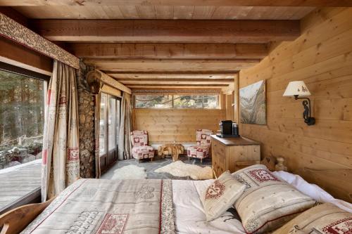 a bedroom in a log cabin with a bed and a desk at Studio Cinq Moutons in Orsières
