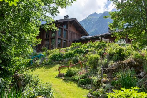 a house with a garden in front of it at Studio Cinq Moutons in Orsières