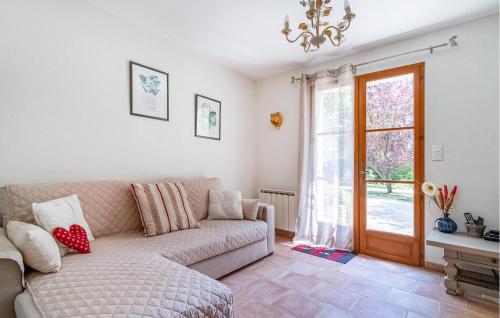 un salon avec un canapé et une fenêtre dans l'établissement Cozy Home In Pernes Les Fontaines, à Pernes-les-Fontaines