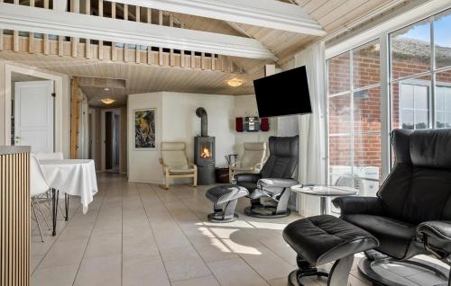 Μια τηλεόραση ή/και κέντρο ψυχαγωγίας στο 5 Bedroom Cozy Home In Ringkøbing